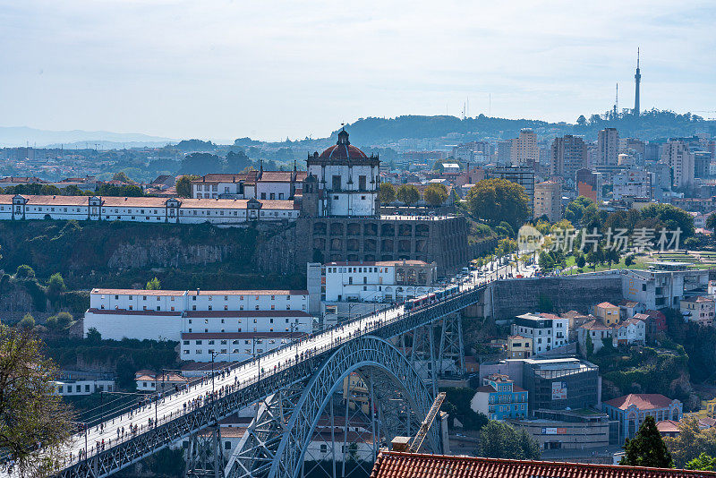 空中Dom Luís I金属双层拱桥- Ponte de Dom Luís I，波尔图，葡萄牙。